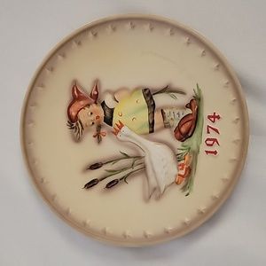 Hummel Vintage 1974 Plate